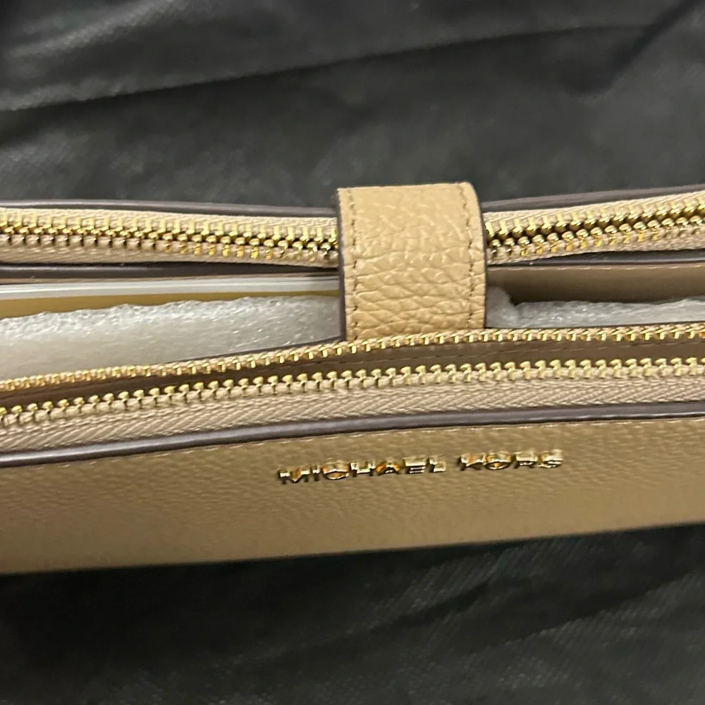 - Michael Kors Jet Set Double Zipper Wristlet. Color Camel . NWT